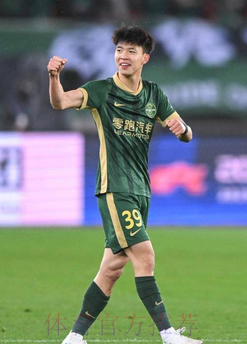 王钰栋开出前场任意球,彭啸禁区内劲射破门!比分变为1比0! 王钰栋开出前场任意球,彭啸禁区内劲射破门!比分变为1比0!