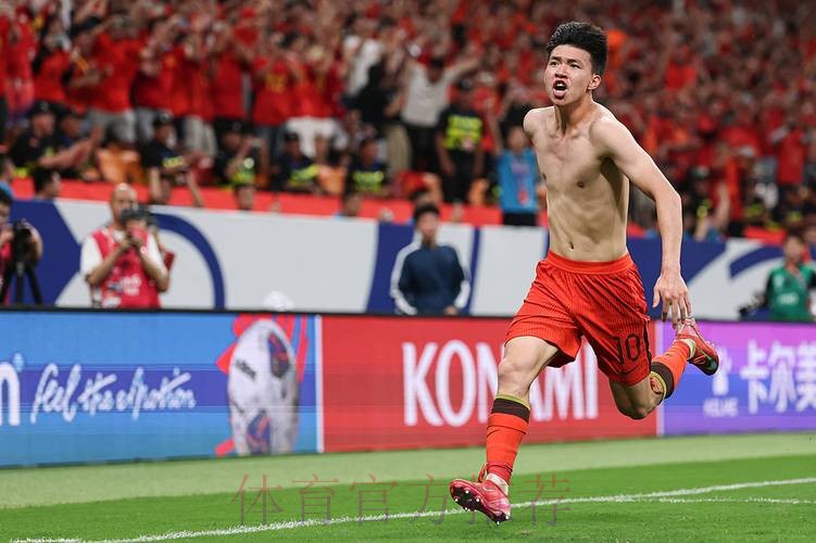 王钰栋开出前场任意球,彭啸禁区内劲射破门!比分变为1比0! 王钰栋开出前场任意球,彭啸禁区内劲射破门!比分变为1比0!