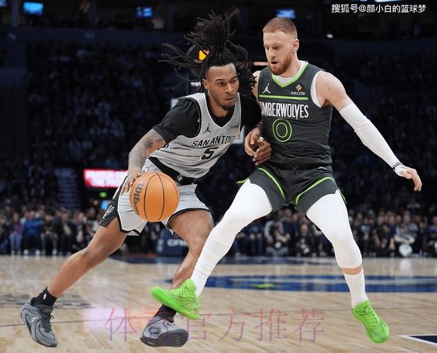 马刺连丢绝杀被逆转19分！三后卫35中8+10失误背锅 文班低头沮丧